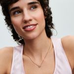 mulher-de-cabelo-curto-sorrindo-usando-colar