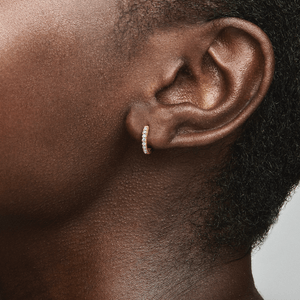 Brinco De Argola Huggie Em Ouro 14k E Zirconias