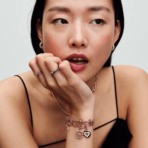 Charm Ouro Rose Medalhão Corações