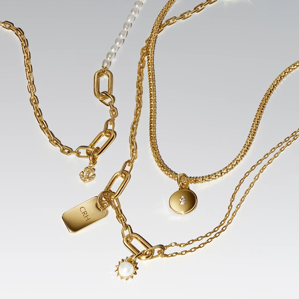 **JOIAS EM OURO**<br>Descubra joias banhadas em ouro 14k. Irradie o brilho do sol com a beleza atemporal do ouro.
